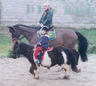 Ccile et Laura dans la carrire d'obstacles